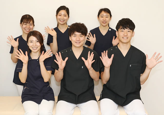 足を持っている写真