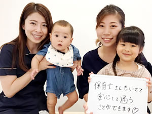 お子さんとスタッフとお客様の写真